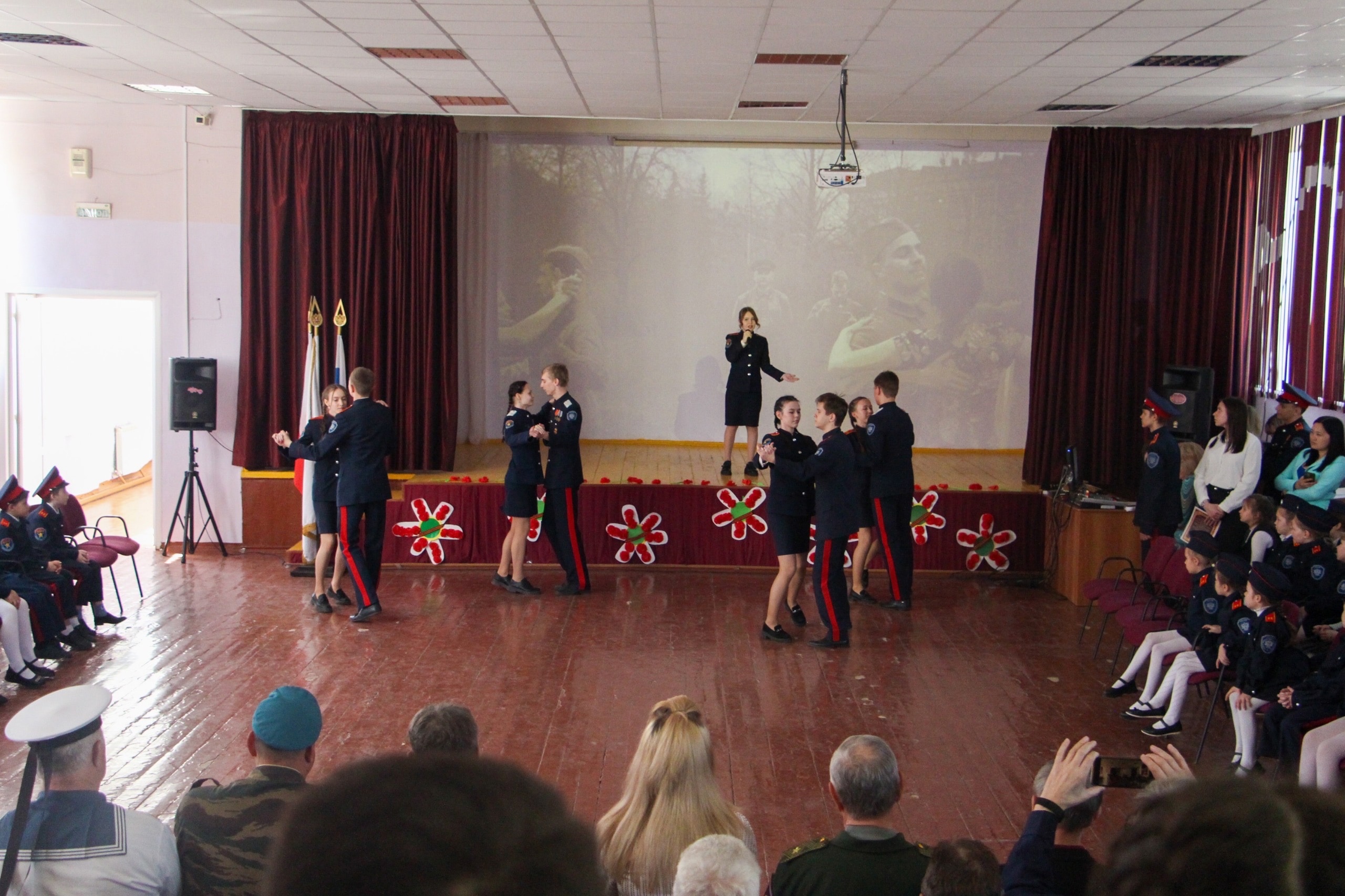 Учащиеся 11 «А» класса МОУ «СОШ №43 имени В.Ф.Маргелова» приняли участие в танцевальном флешмобе, посвященном Дню Победы.