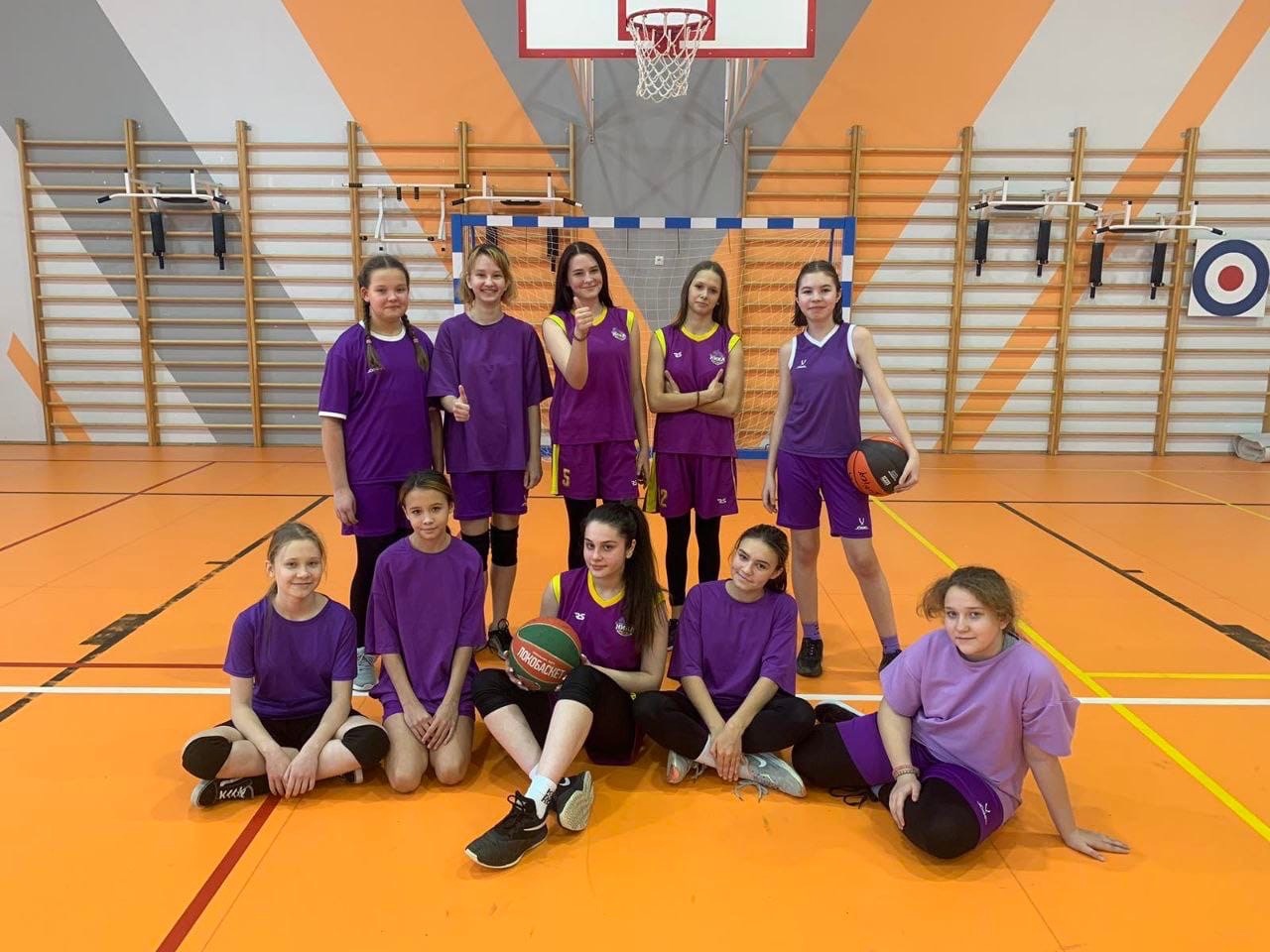 Женская команда по баскетболу заняла второе место в районном турнире среди девушек общеобразовательных учреждений Заводского района г. Саратова.
