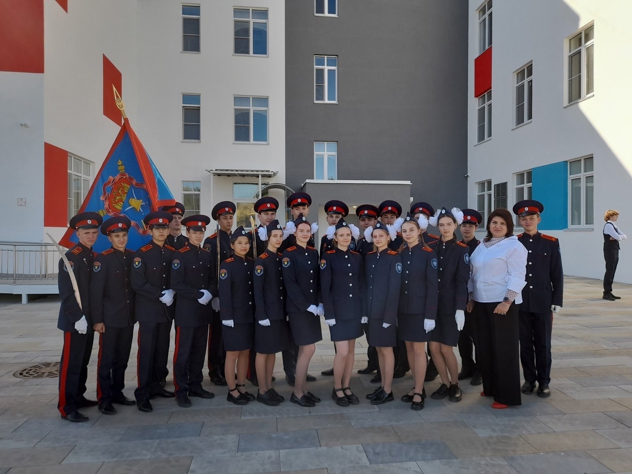 Учащиеся школы парадным расчетом прошли на торжественной линейке в МОУ «СОШ №80 Ласточкино».