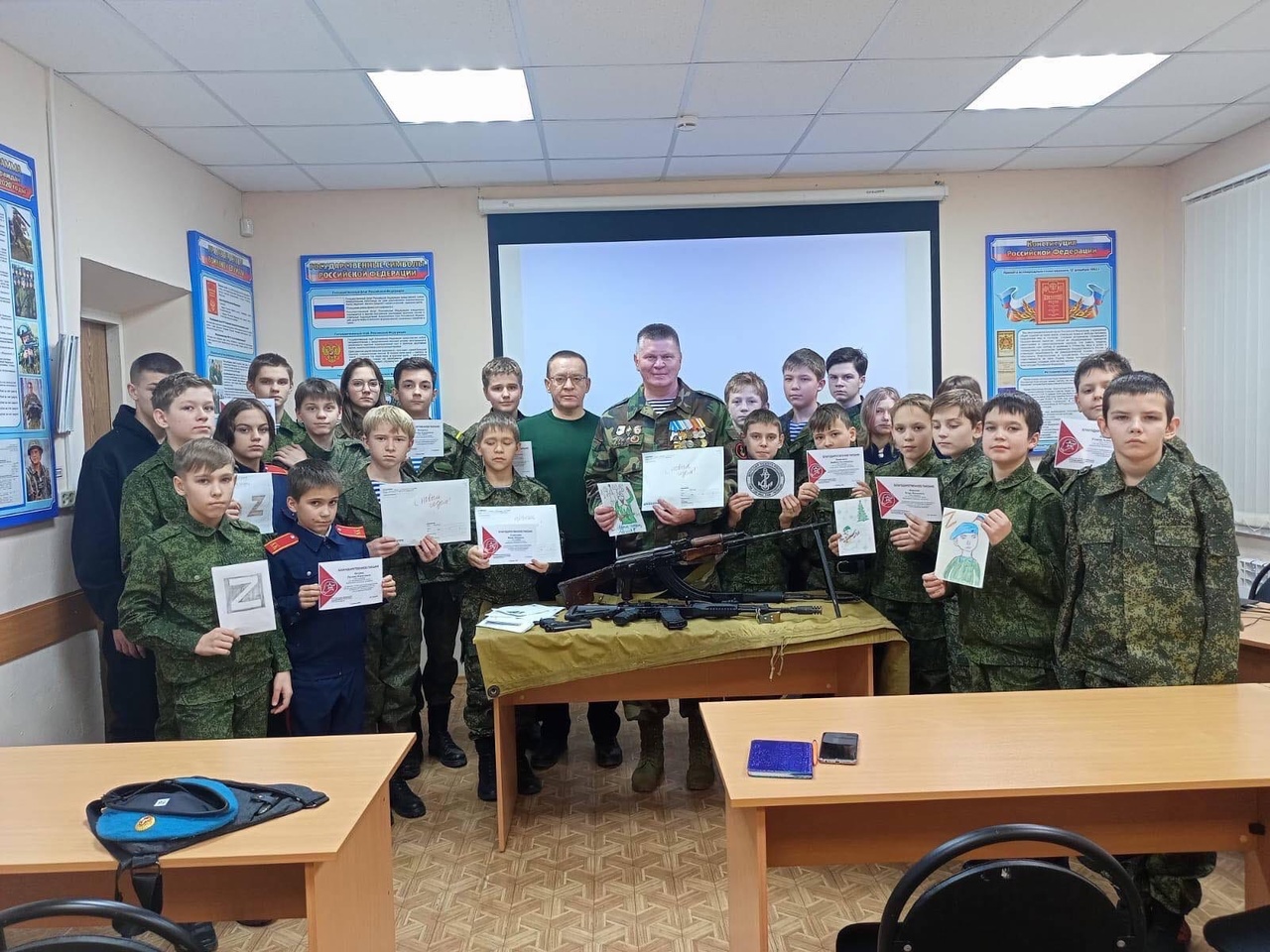 7 декабря Саратовская региональная общественная организация морских пехотинцев Тайфун, провели урок Правды «Zа наших» с воспитанниками казачьих классов нашей школы.