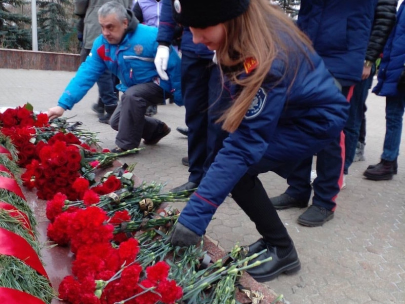 Ученики нашей школы приняли участие в церемонии занесения имён погибших в специальной военной операции на территории Украины на мемориал.