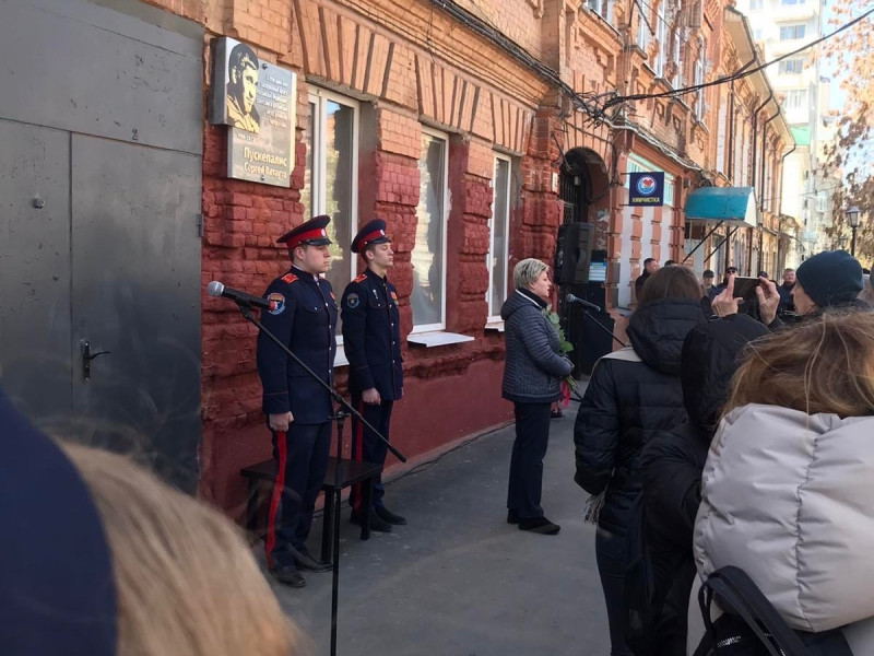 Ученики 8 «А», 9 «В», 10 «А» приняли участие в открытии мемориальной доски Сергею Пускепалису.