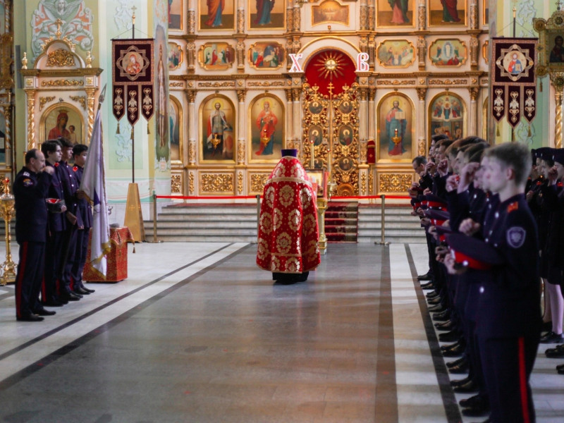 В Покровском соборе города Саратова состоялась Церемония посвящения в казаки воспитанников 9-х классов.