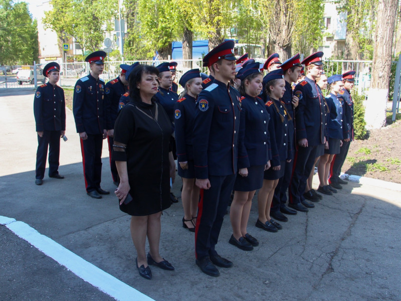 В школе прошла церемония прощания выпускников со Знаменем казачьих классов школы.