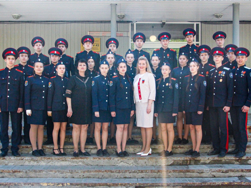 В школе прошла церемония прощания выпускников со Знаменем казачьих классов школы.