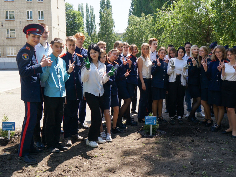 Ежегодная традиционная акция «Сад памяти» по высадке саженцев туи на «Аллее выпускников».