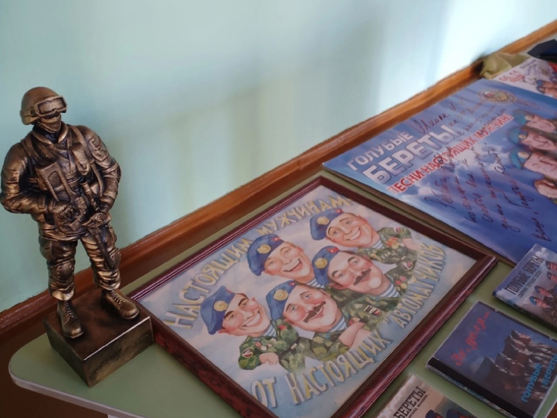 В День знаний Андрей Чепурной вручил первые экспонаты для музея &quot;Боевой Славы Воздушно -десантных войск&quot;.